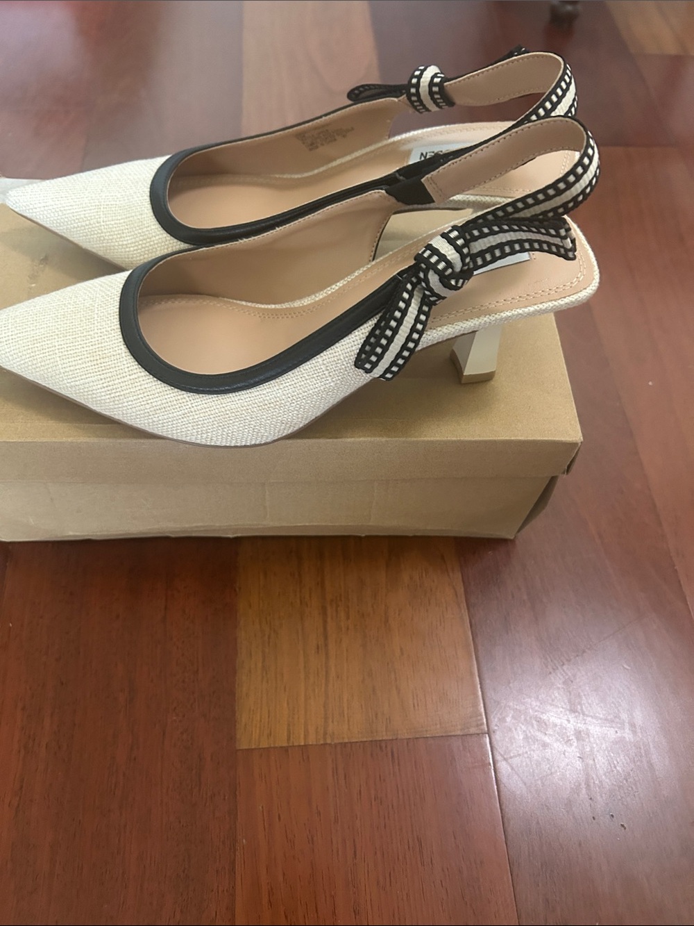 Steve Madden Cream and Black Pointed Slingback Heels with Bow Accent 9.5 - Picture 3 of 6